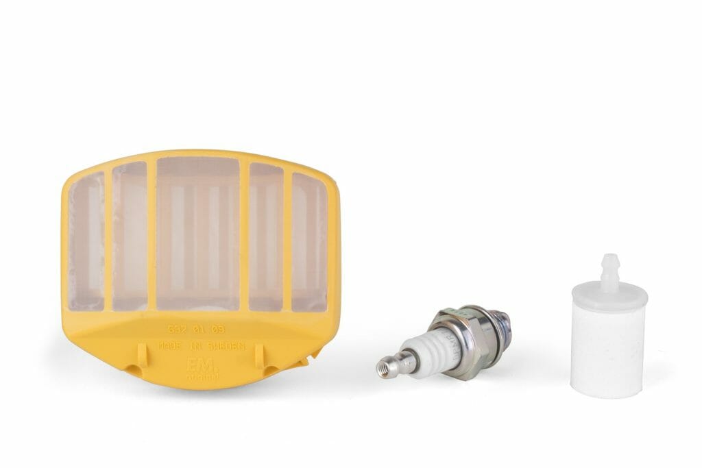 Animation of basic chainsaw spare parts such as filter and spark