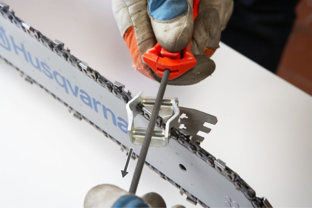 filing-the-chain-with-a-filing-gauge-3