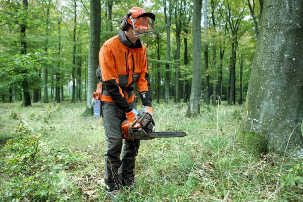 start-the-chainsaw-between-your-legs